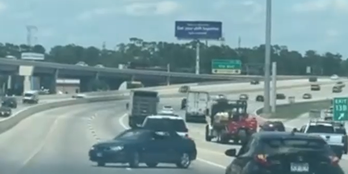 Camioneta remolca sedán con cadena mal instalada y provoca caos en autopista de Houston