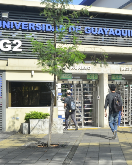 Puerta G2 de la Universidad de Guayaquil.