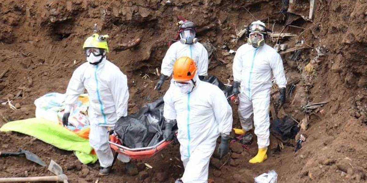 La cifra de víctimas por el deslave en Alausí asciende a 56, mientras que aún hay 19 desaparecidos