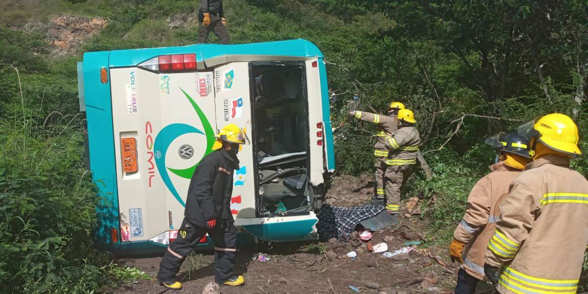 Fatal accidente en la vía Loja-Catamayo: al menos 3 fallecidos y 29 heridos