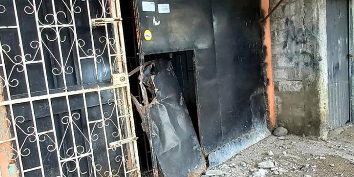 Lanzan dos artefactos explosivos afuera de dos casas en el Suburbio de Guayaquil