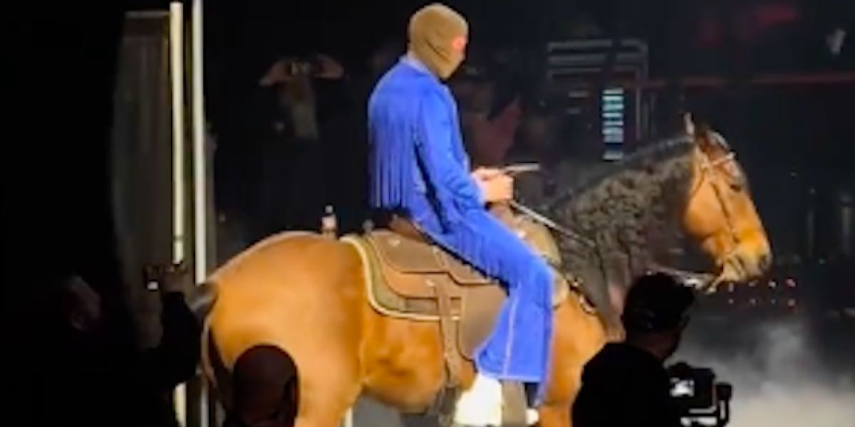 Bad Bunny es acusado de maltrato animal por entrar con un caballo en su último concierto