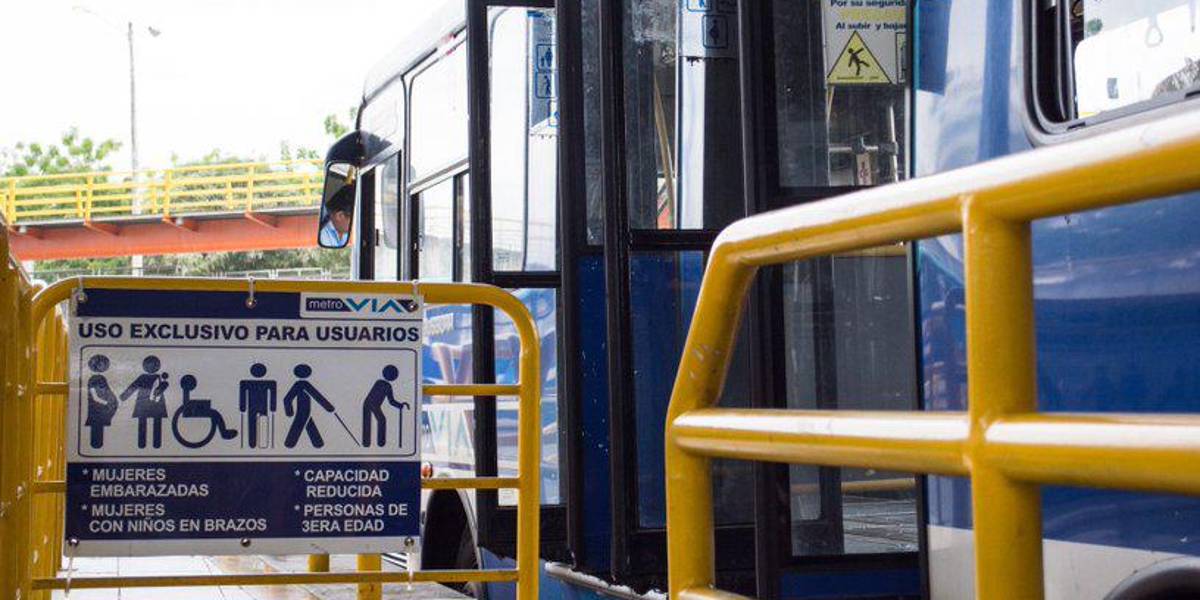 A pie, en bicicleta o en moto, sujetos roban en el Guasmo Sur a usuarios de la Metrovía