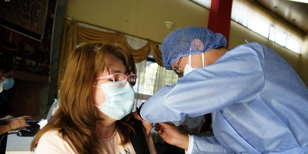 Ecuador no logrará la inmunidad de rebaño con las actuales vacunas, asegura la UEES