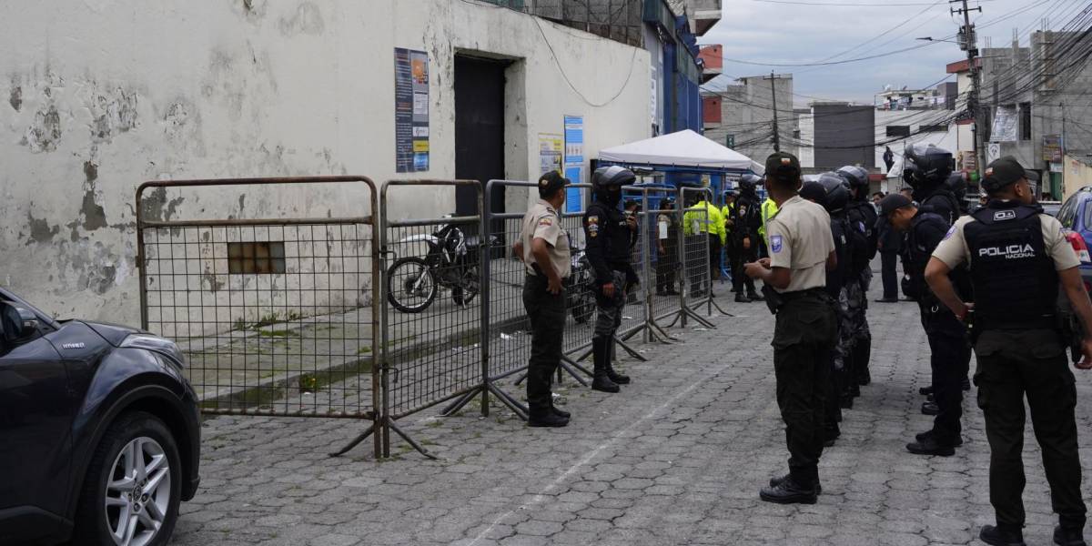 Quito: armas, celulares y droga se incautaron en la cárcel de El Inca