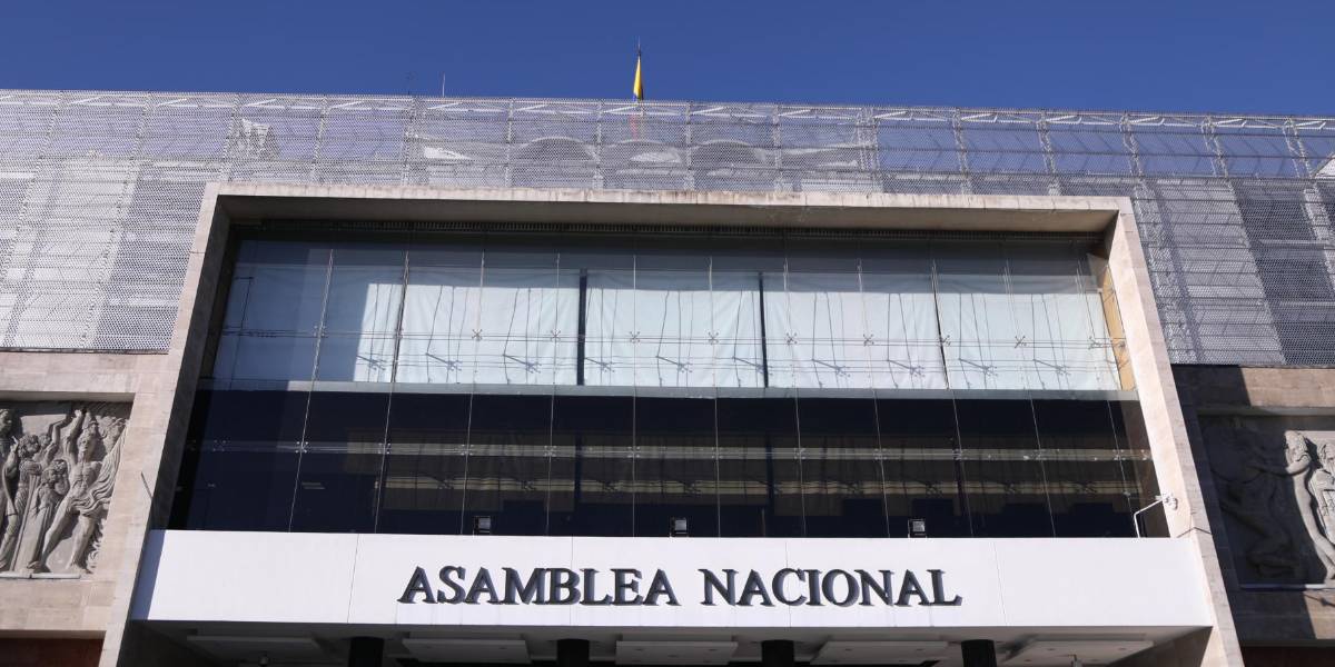 Asamblea: en medio de las críticas de Kronfle a Esteban Torres, se suspendió la sesión para tratar la crisis de la Vicepresidenta