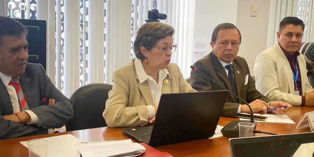 La Ministra de Trabajo anticipa un posible aumento del salario básico para 2024