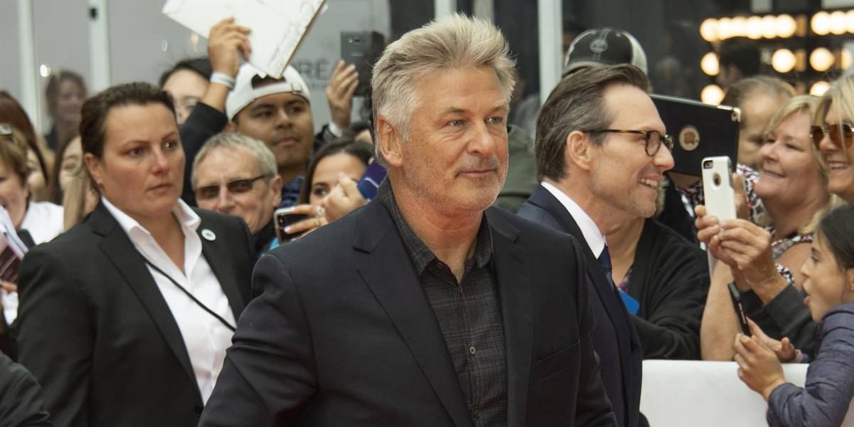 Alec Baldwin mata accidentalmente a una mujer durante el rodaje de una película