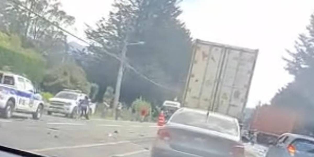 Un siniestro de tránsito en la vía Alóag - Santo Domingo deja heridos y se desconoce si hay víctimas mortales