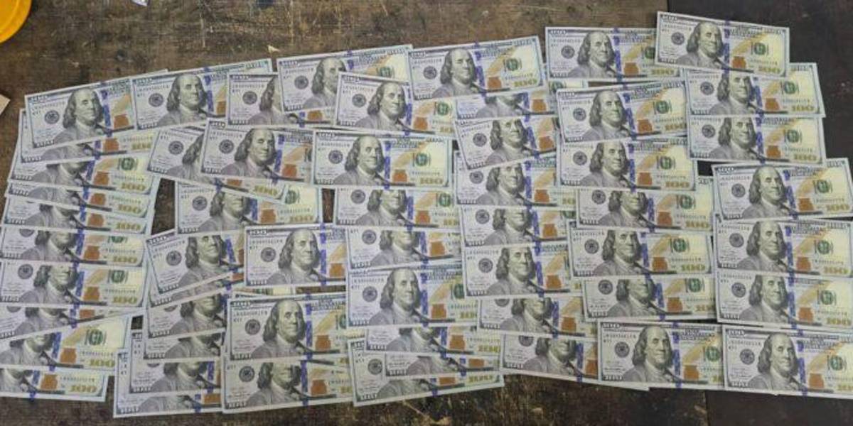 La Policía decomisa USD 5 600 falsos y detiene a cinco hombres en Guayaquil