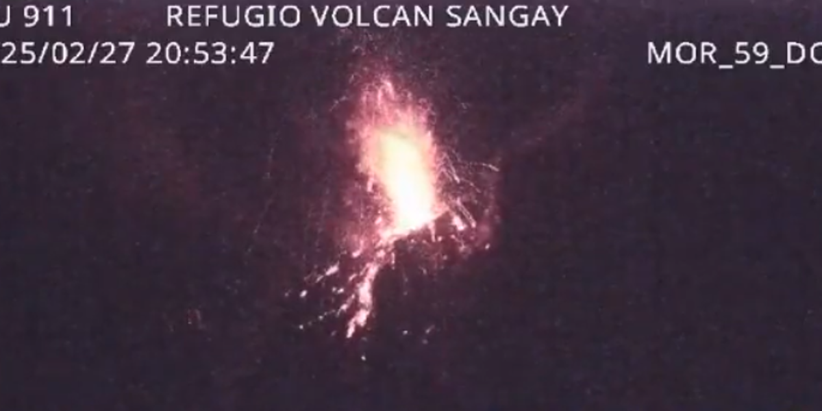 Una cámara del ECU 911 captó la emisión de material piroclástico del volcán Sangay