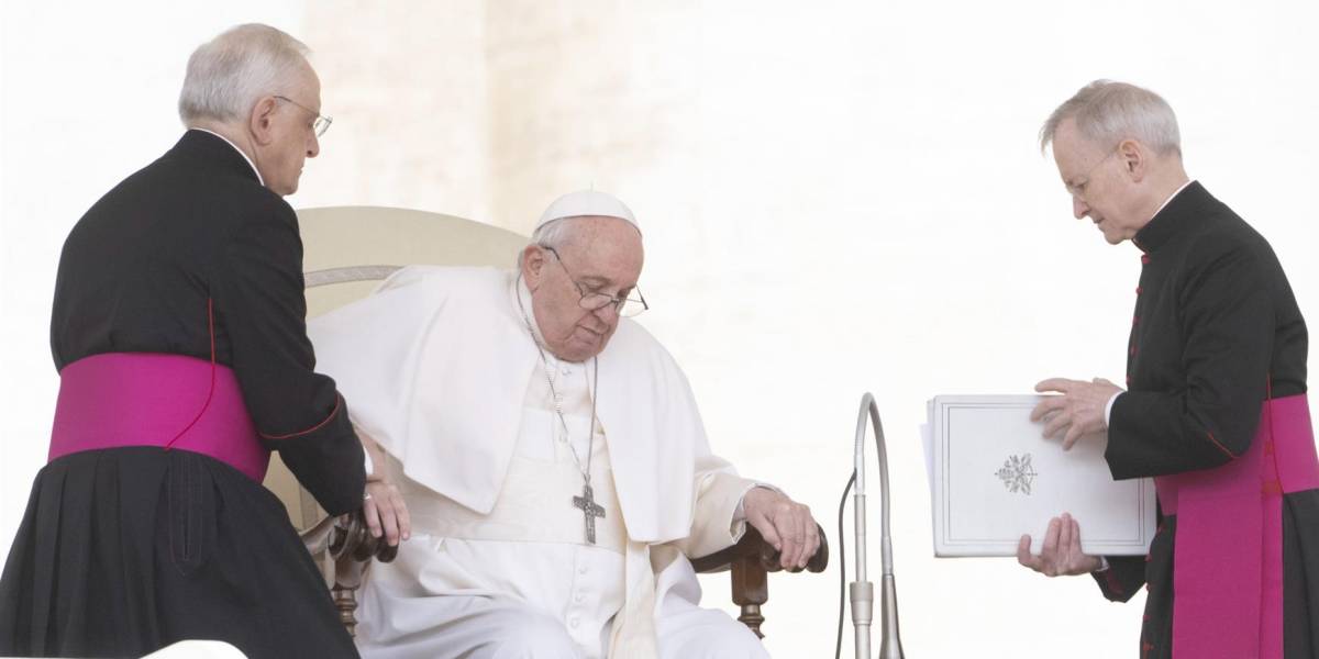 Papa Francisco en silla de ruedas por dolor en la rodilla derecha