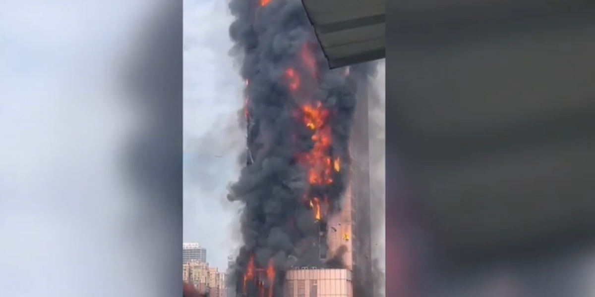 Las soprendentes imágenes de un incendio que arrasó con un rascacielos en China