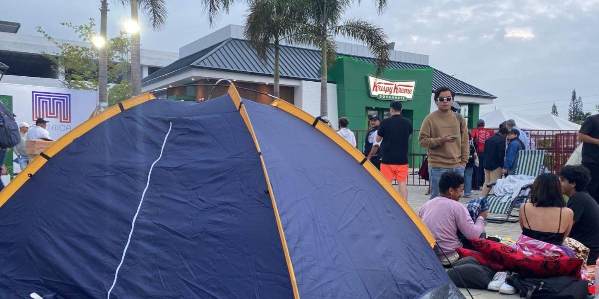 Un centenar de personas pernoctaron afuera de un nuevo restaurante en Samborondón para recibir donas gratis