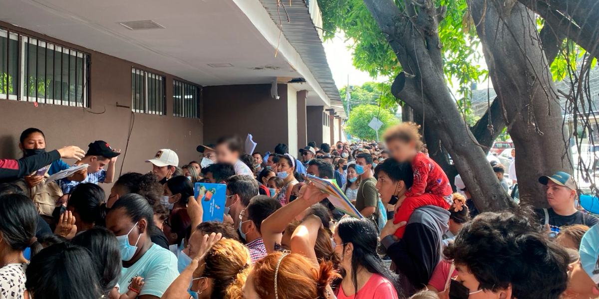 Guayaquileños abarrotan dispensarios por vacunas pentavalente y contra fiebre amarilla