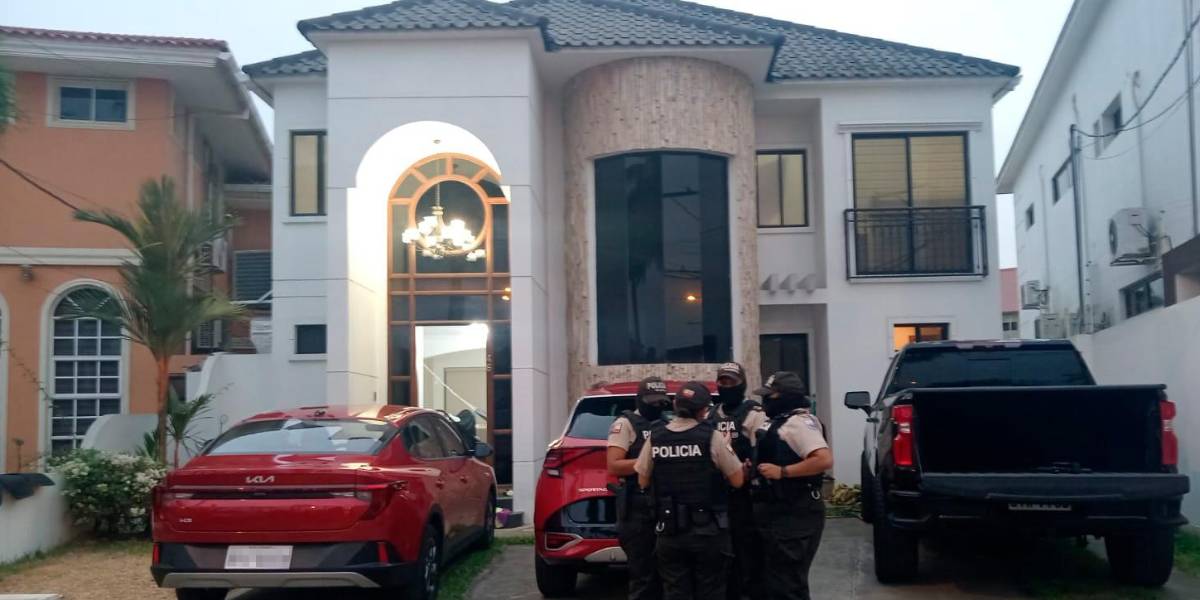 Dinero, máscara de Pablo Escobar y caletas, halladas en operativo de Daule