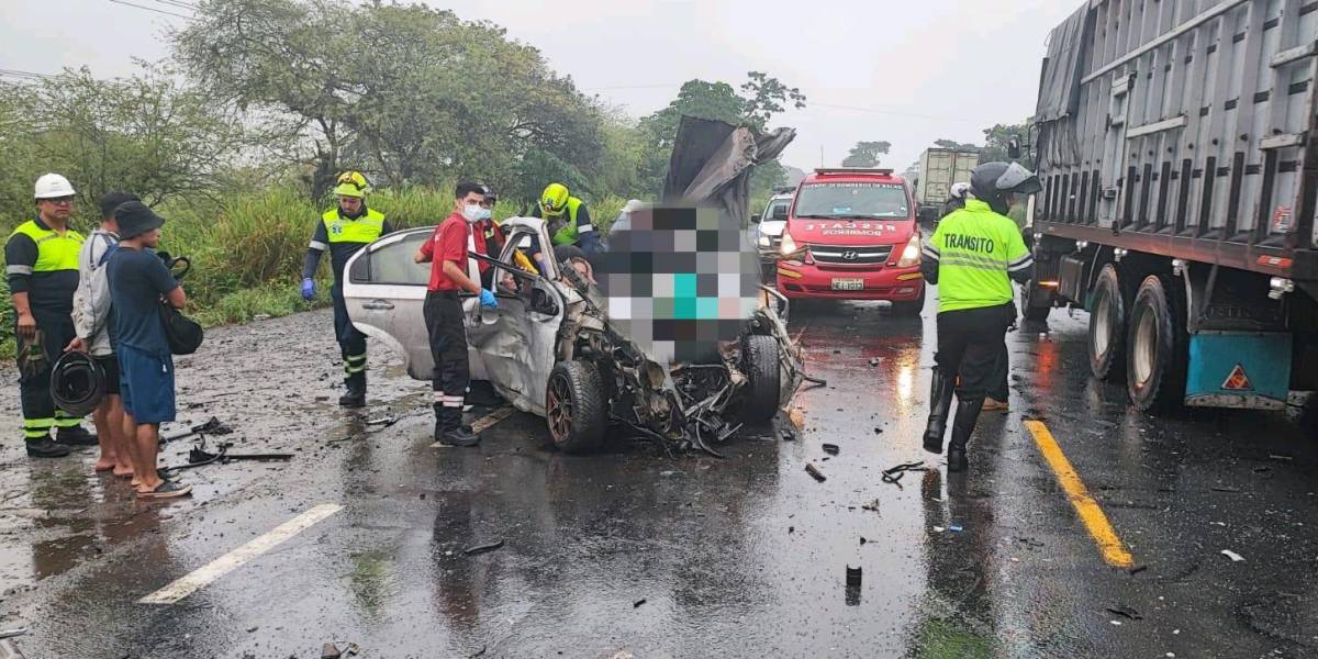 Dos fallecidos y tres heridos en fatal accidente en la vía Balao-Naranjal, Guayas