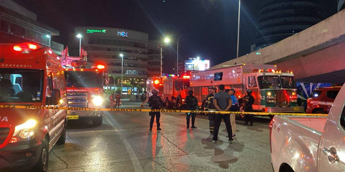 Al menos un muerto por la explosión de un carro frente a un centro comercial del norte de Guayaquil