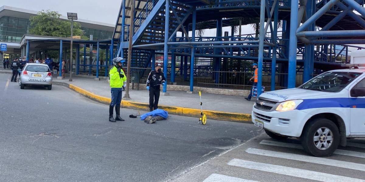 Hombre es arrollado por un bus afuera de la Terminal Terrestre de Pascuales, en Guayaquil