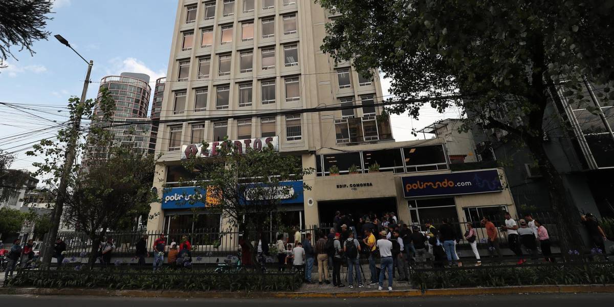 Los venezolanos en Ecuador están en incertidumbre ante el cierre de consulados