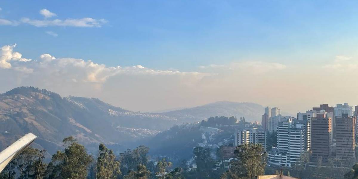 Quito: un incendio en Pusuquí produce una nube de humo que afecta al norte de la ciudad