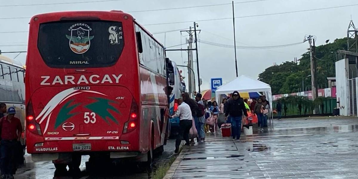 Aún sin terminal, usuarios de Durán esperan buses en la calle y bajo tres carpas