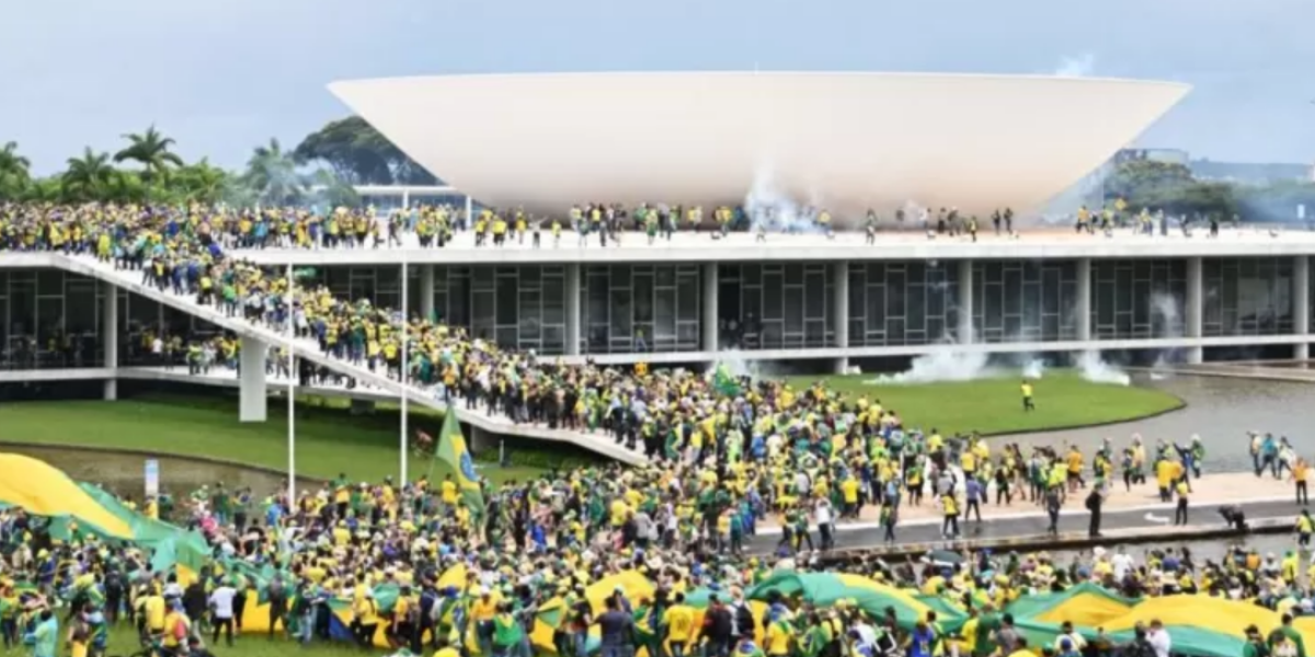 ¿Cómo ocurrió el asalto de miles de seguidores de Bolsonaro a las sedes de los tres poderes en Brasil?