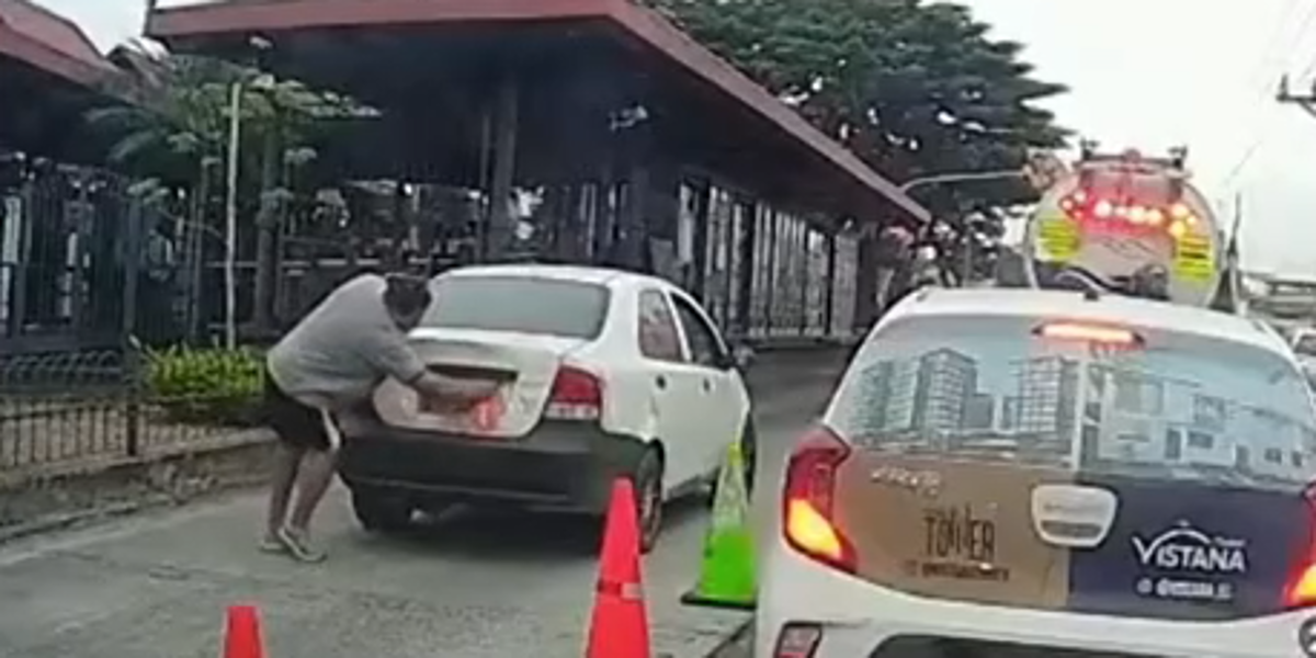 Conductores invaden carril de la Metrovía y ocultan placas para evitar multas