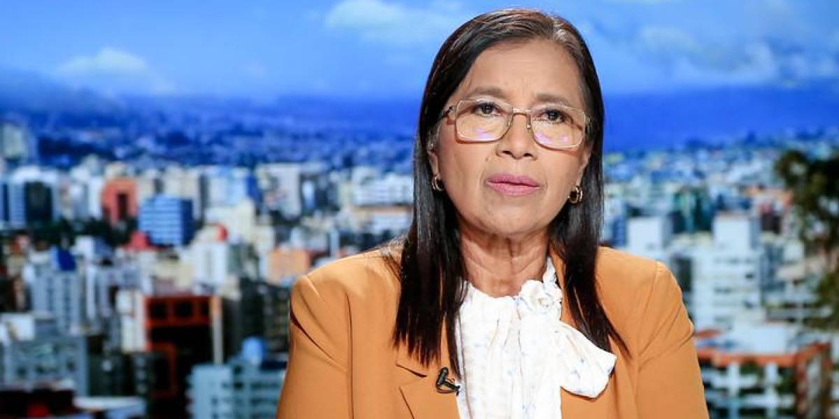 Presidenta de la Asamblea pide la renuncia de 21 colaboradores, denuncia Villavicencio