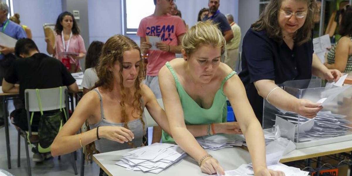 Elecciones en España: los conservadores están pendientes de tres diputados clave con el voto extranjero