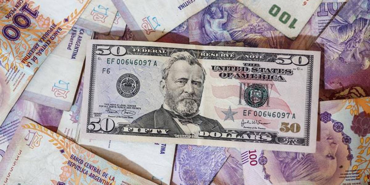 El peso argentino se devalúa tras el triunfo de Javier Milei en las primarias