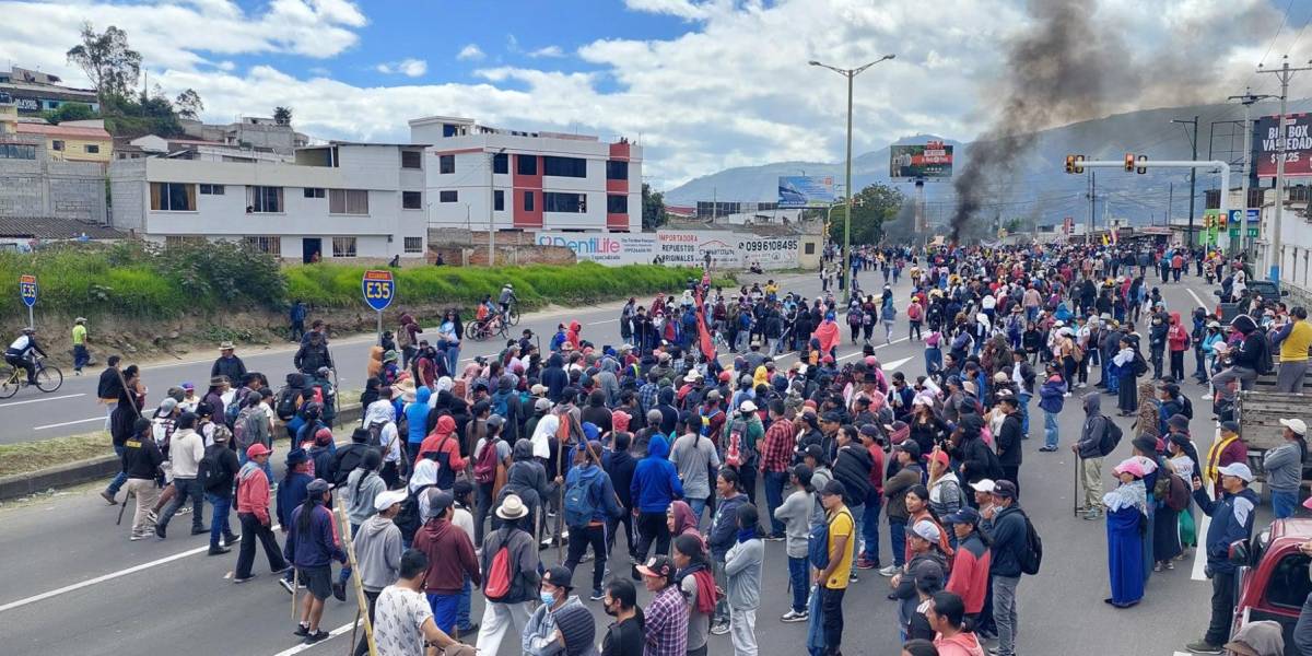 Manifestantes de Cotacachi y Otavalo marcharon hacia la Gobernación de Imbabura