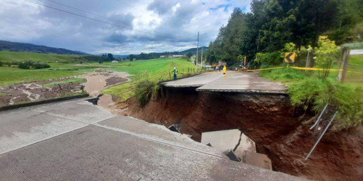 La vía Cuenca-Girón-Pasaje, cerrada por colapso total en el kilómetro 22