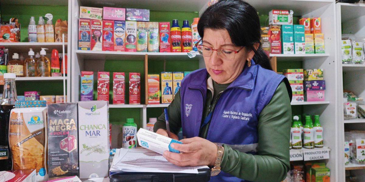 Arcsa clausuró una tienda naturista en Biblián con 1 600 productos caducados o sin registro sanitario