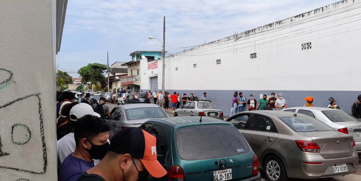 Largas filas en exteriores de centros de salud del IESS para validar certificados médicos