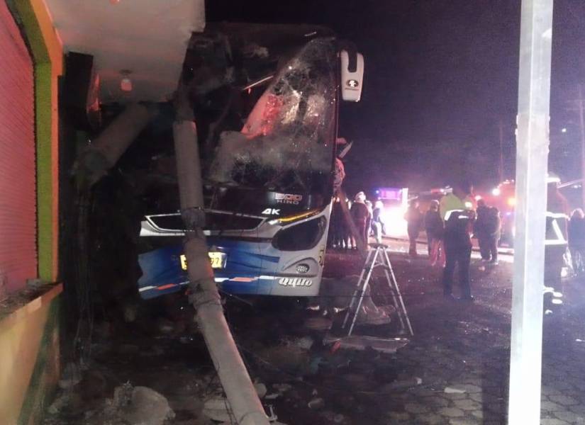 El bus se impactó contra una casa y un poste.