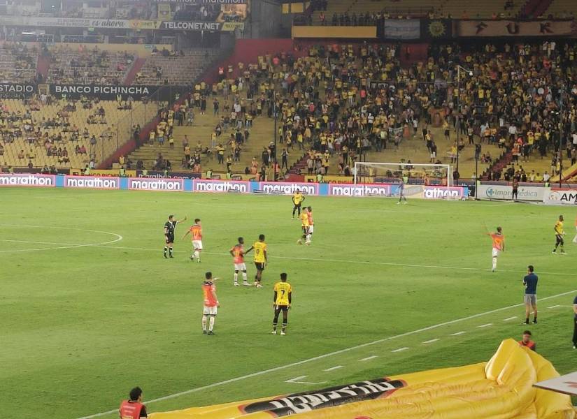 Momento donde Paulo Uruchima ingresa por Lucas Mancinelli.