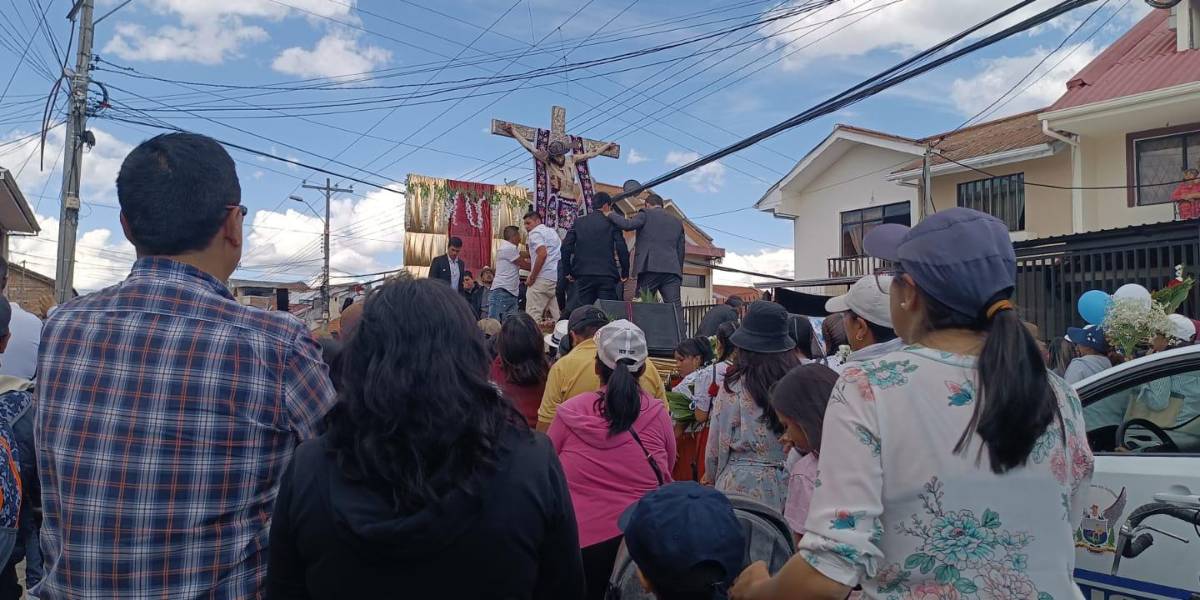 Leve lluvia en Cuenca durante el recorrido de la imagen del Señor de las Aguas