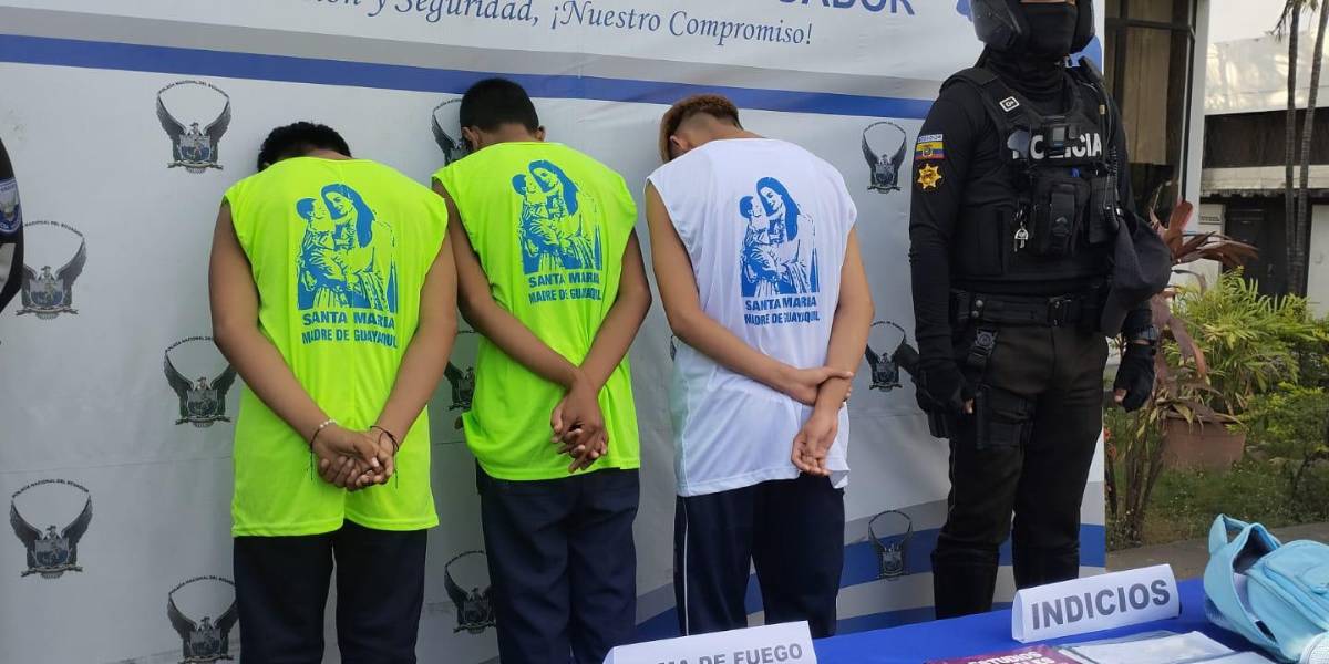 Tres adolescentes fueron detenidos dentro de un colegio de Guayaquil con un arma de fuego