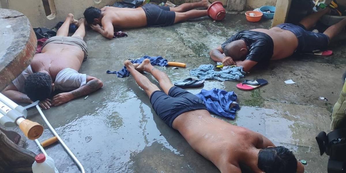 Cinco sujetos fueron detenidos en Manta con armas de fuego, cuchillos y máscaras