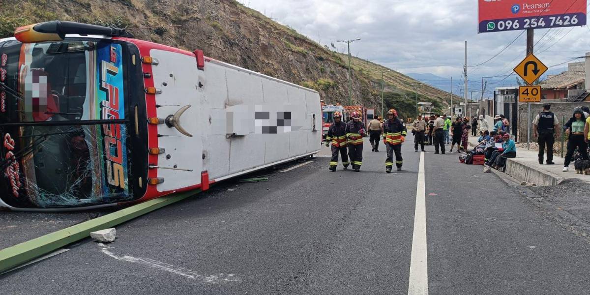 Quito: volcamiento de un bus interprovincial dejó 11 heridos, cerca del peaje de Oyacoto
