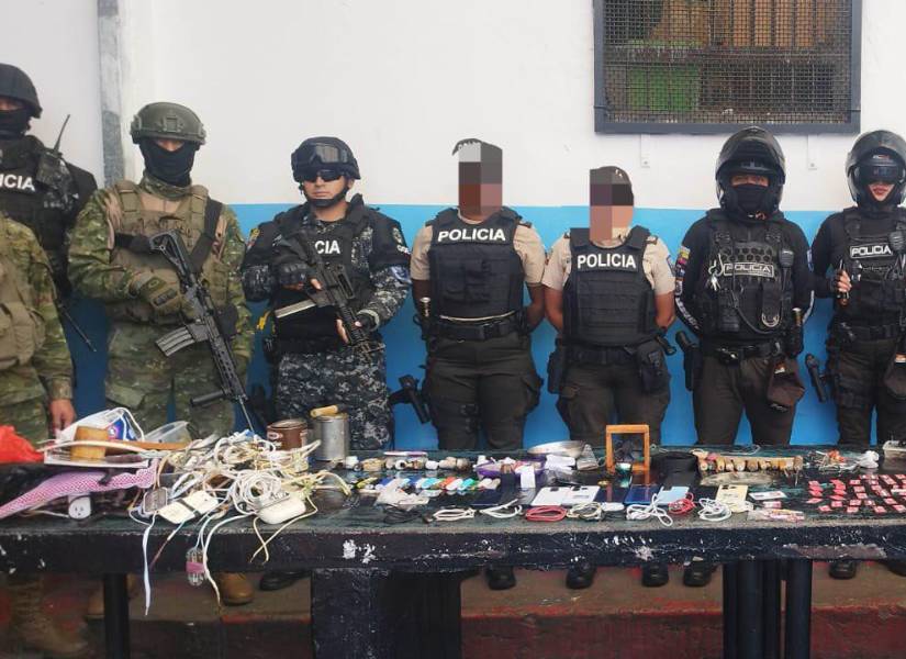 Militares y policías durante el operativo en una cárcel de Imbabura.