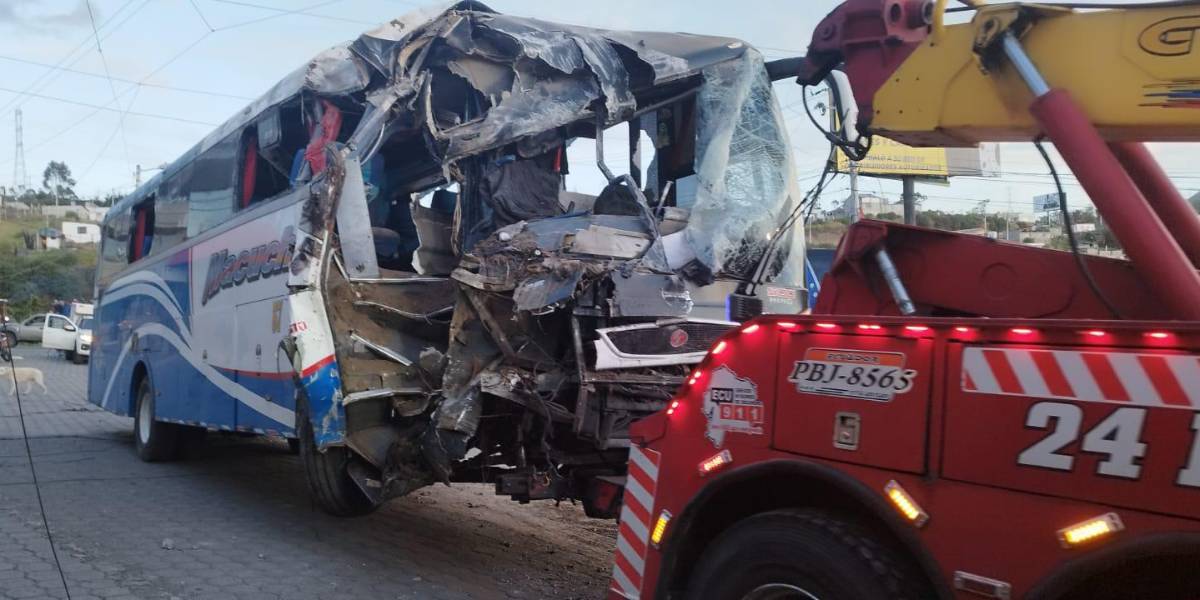 Dos muertos y 17 heridos tras el impacto de un bus contra una casa en la vía Alóag - Santo Domingo