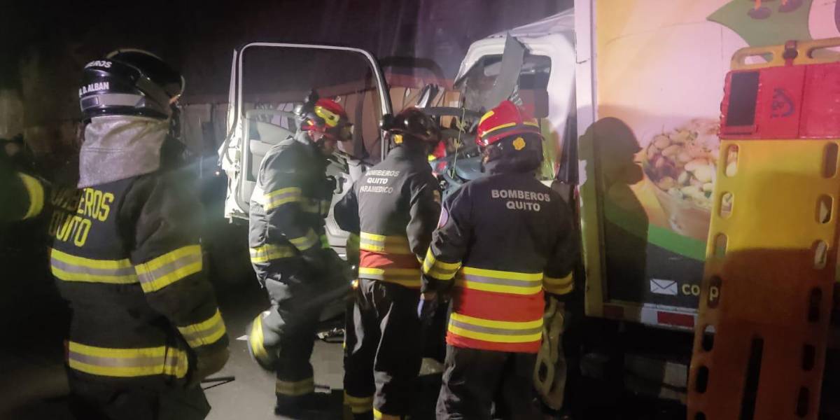 Quito: un camión y un tráiler se impactaron en el sur