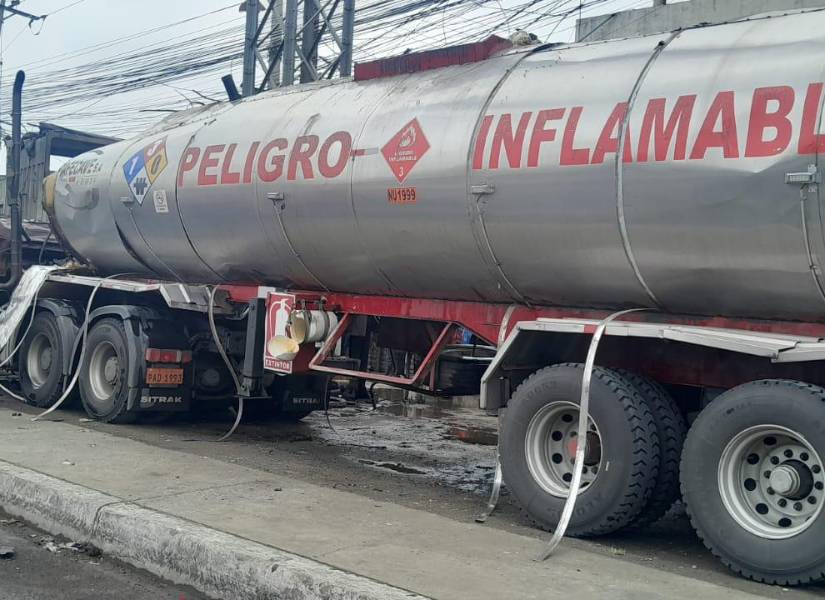 El incendio ocurrió en la vía Durán-Tambo, frente a Plaza Shiva, en Guayas.