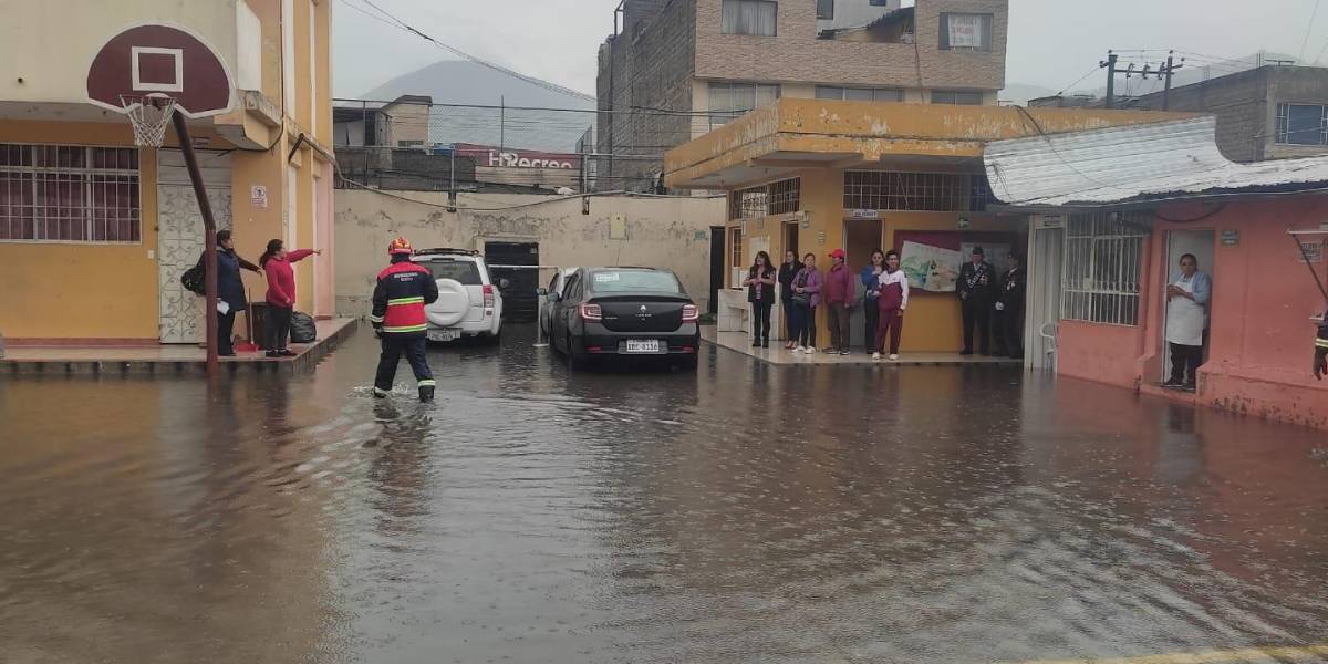 Las fuertes lluvias provocaron acumulaciones de agua en el sur de Quito, este 27 de febrero