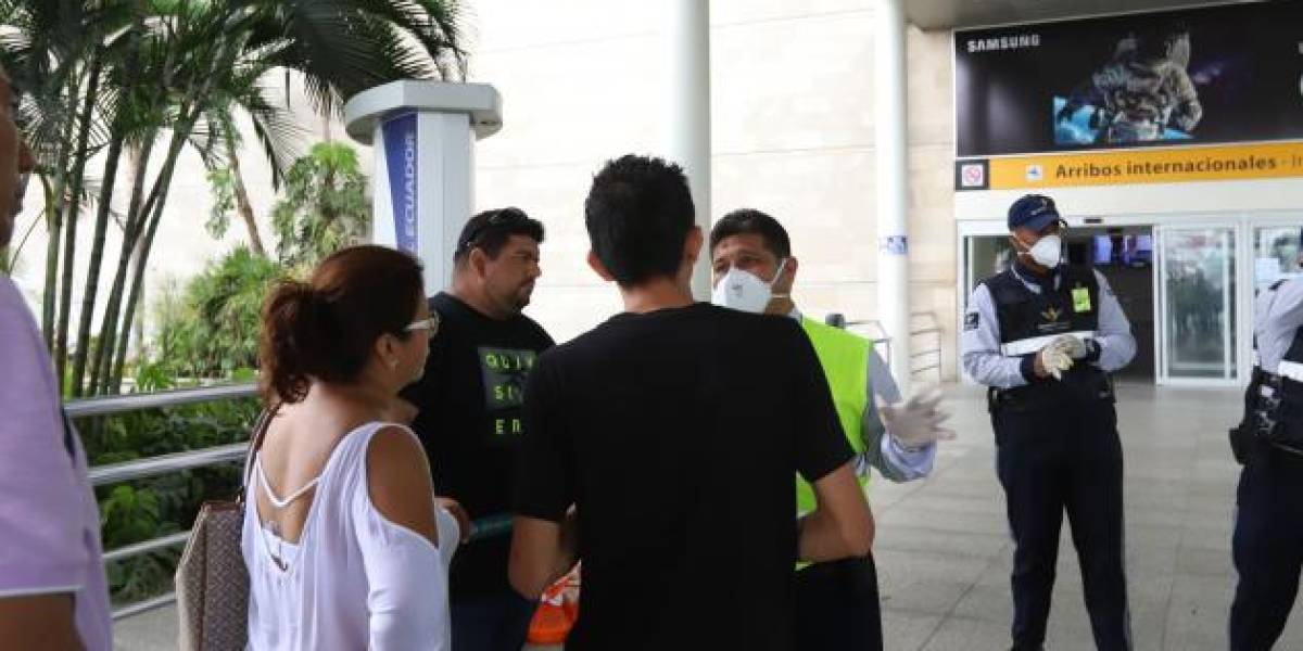 Diez médicos revisan a pasajeros que llegan a la terminal aérea de Guayaquil