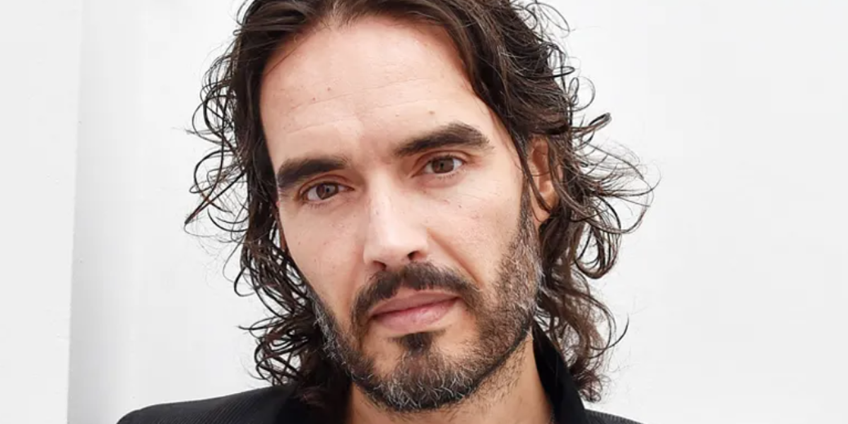 Russell Brand comparece ante la justicia británica por múltiples cargos de agresión sexual