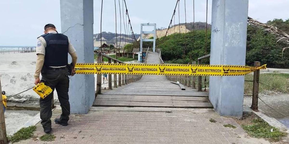 Nueve heridos por la caída de un puente peatonal en Manabí