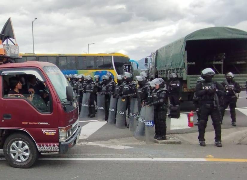 Manifestantes avanzaron por la E 35 en Latacunga.
